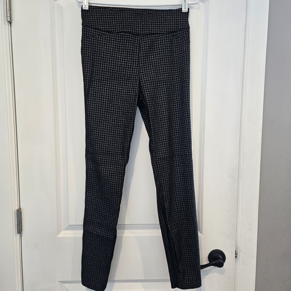 New York & Company Black and Gold Patterned Cropped Pants. Medium